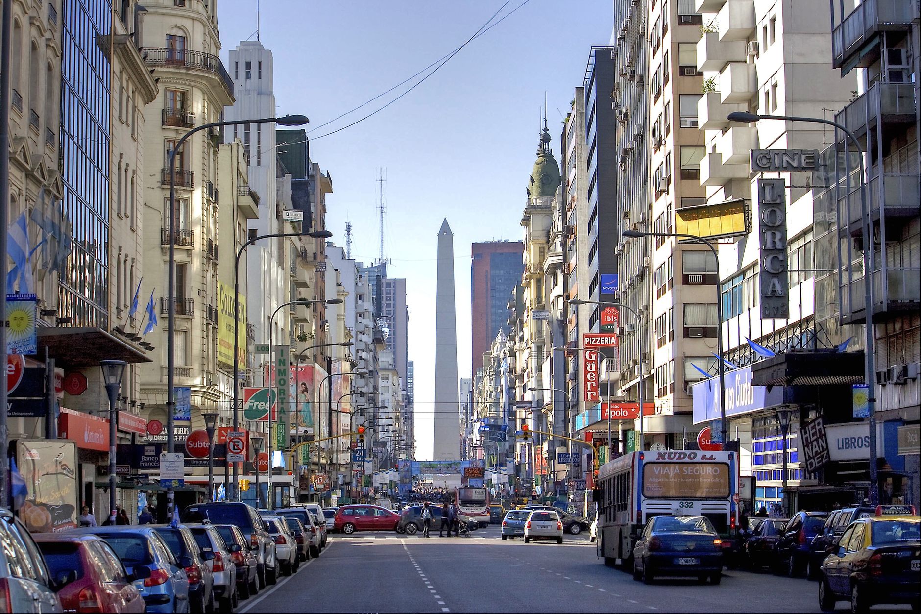 Avenida porteña con el Obelisco al fondo