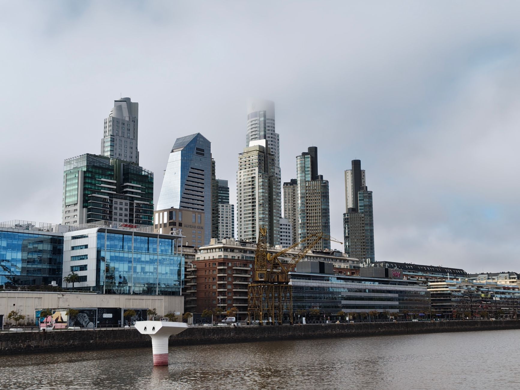 Torres junto al río en Buenos Aires, con grúa y muelle
